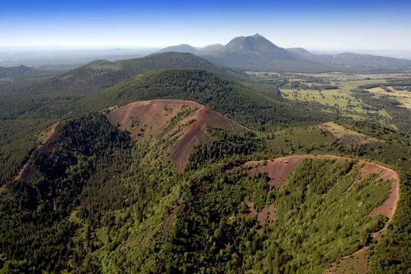 Entre Lacs Et Volcans 3*